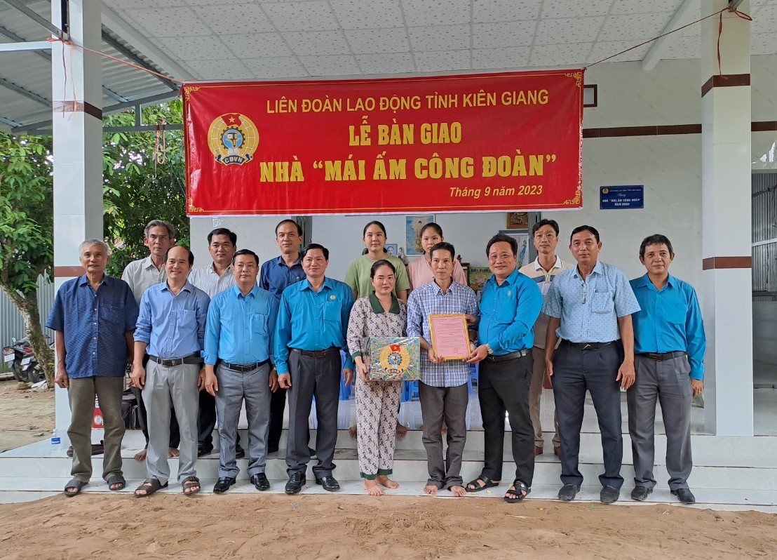 Tại buổi bàn giao, LĐLĐ tỉnh đã tặng mỗi gia đình một phần quà trị giá 500.000 đồng. Ảnh: Mỹ Linh